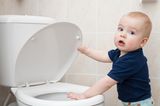 Das bringen nur Jungs: Jungs-Mamas aufgepasst: Kleiner Junge vor Toilette