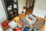 Das bringen nur Jungs: Jungs-Mamas aufgepasst: Kleiner Junge spielt in chaotischem Zimmer