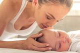 Baby: Mutter riecht an Baby