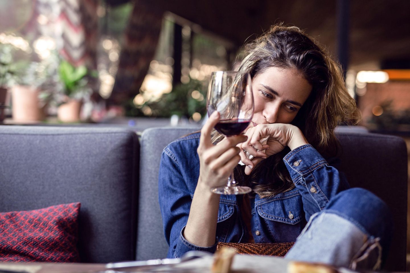 Whisper: Eine Frau amüsiert sich mit einem Glas Wein
