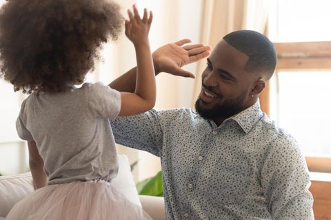 Alltagstipps: Vater und Kind geben sich ein High Five