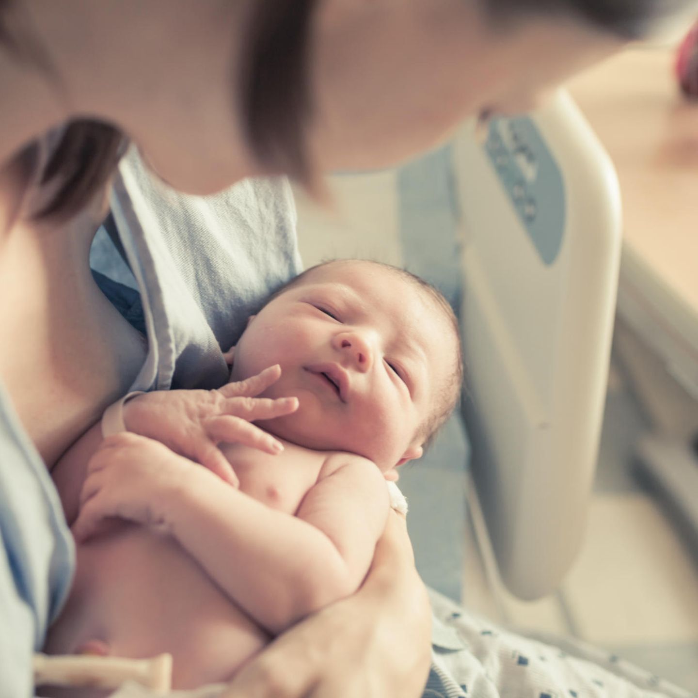 Emotionen im Wochenbett: Mutter mit Neugeborenem