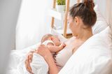 Emotionen im Wochenbett: Mutter stillt Baby