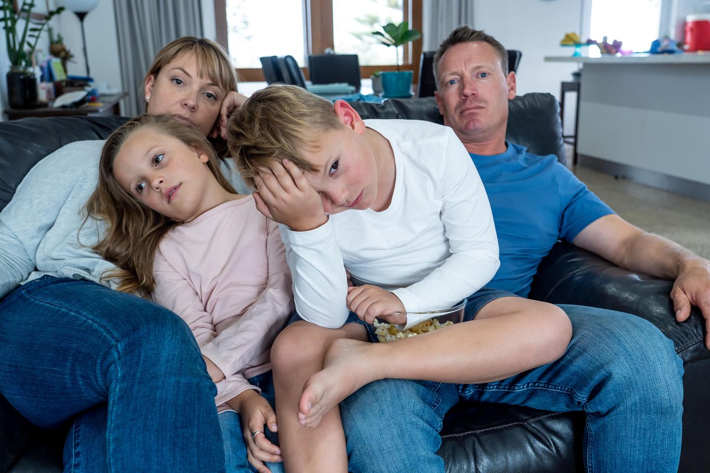 Als Eltern versagt? Dann schaut euch diese Bilder mal an Familienleben: Familie sitzt genervt auf dem Sof