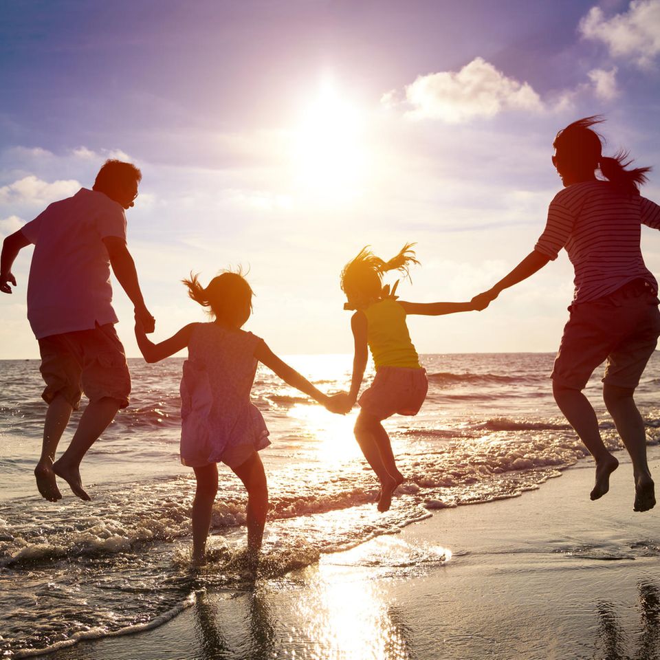 Familienurlaub: Familie abends am Strand