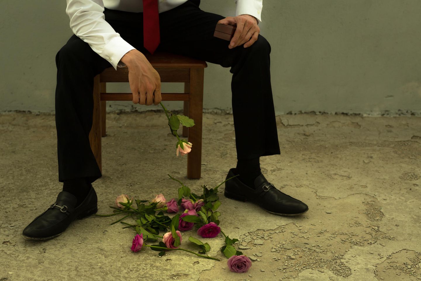 Reddit: Ein trauriger Mann mit zerfallenden Blumen und Ringschatulle