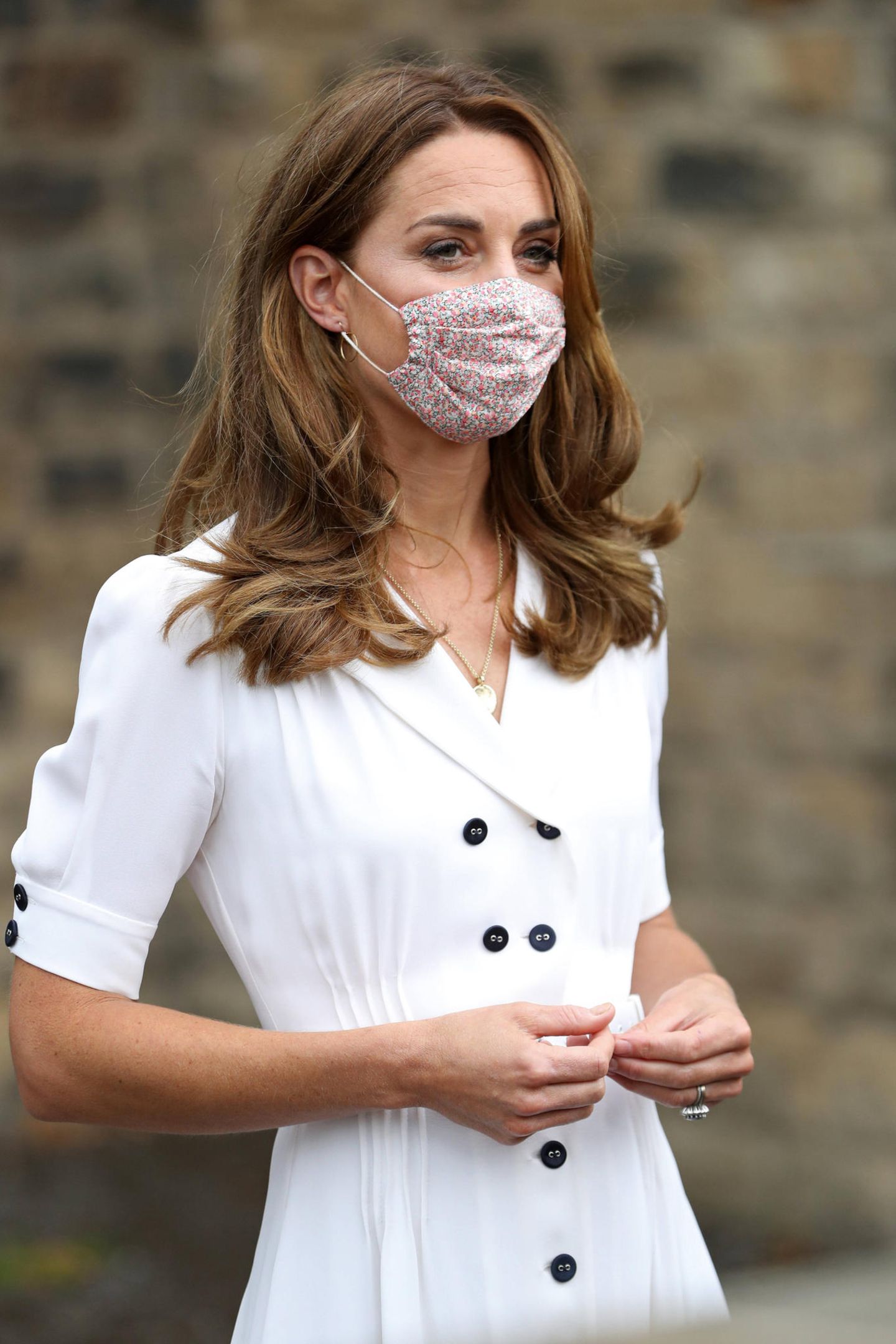 Herzogin Kate: im weißen Kleid mit Maske