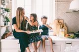 Kindervorteile: Familie isst Süßigkeiten