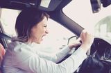 Kindervorteile: Frau ist wütend beim Autofahren