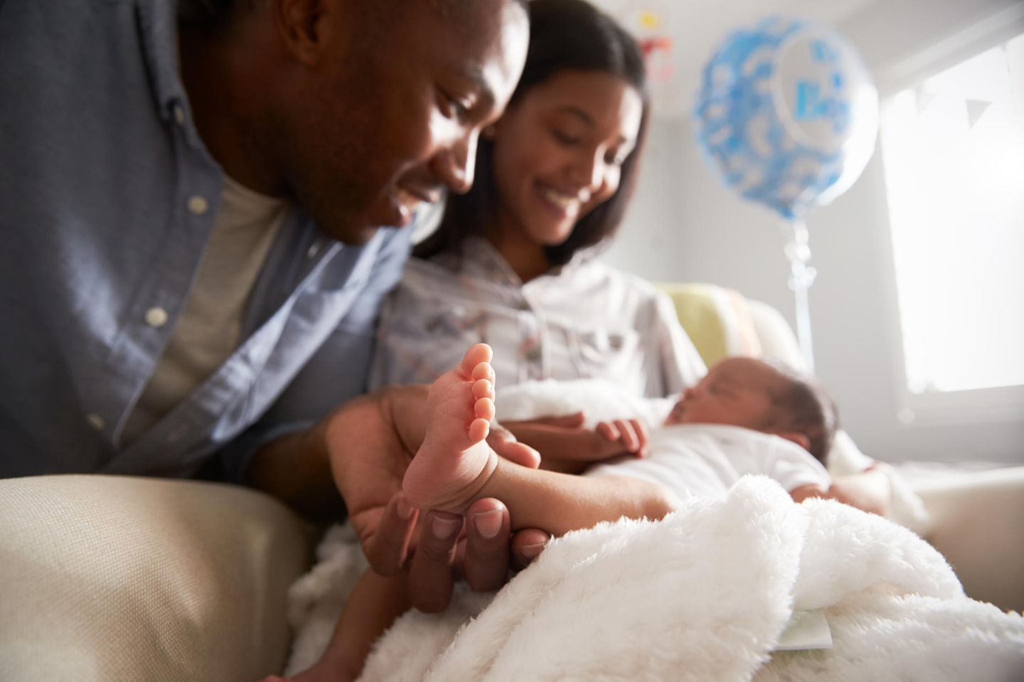 Baby: Familie mit Neugeborenem im Krankenhaus
