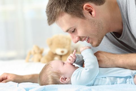 Männer bei der Geburt: Papa und Baby