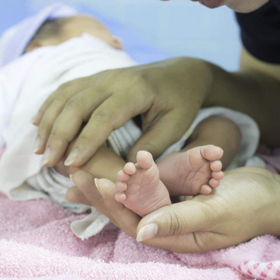 Beirut Explosion: Mutter hält Neugeborenen-Füße