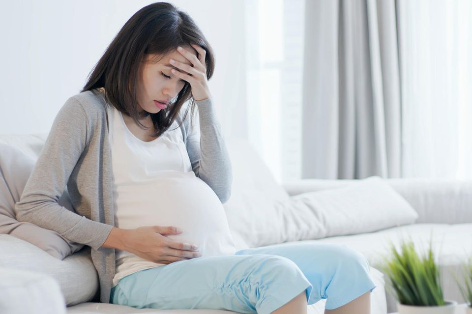 Hirnforschung: Schwangere Frau fasst sich an den Kopf