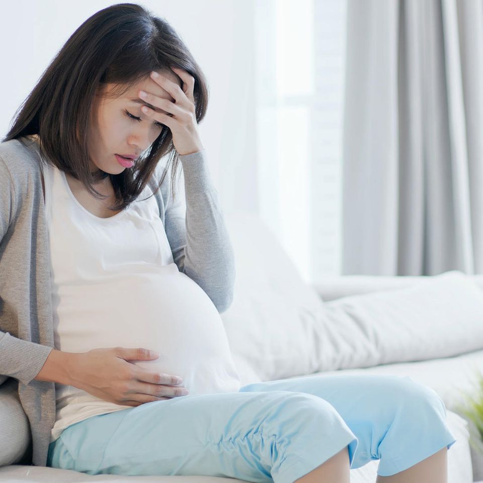 Hirnforschung: Schwangere Frau fasst sich an den Kopf