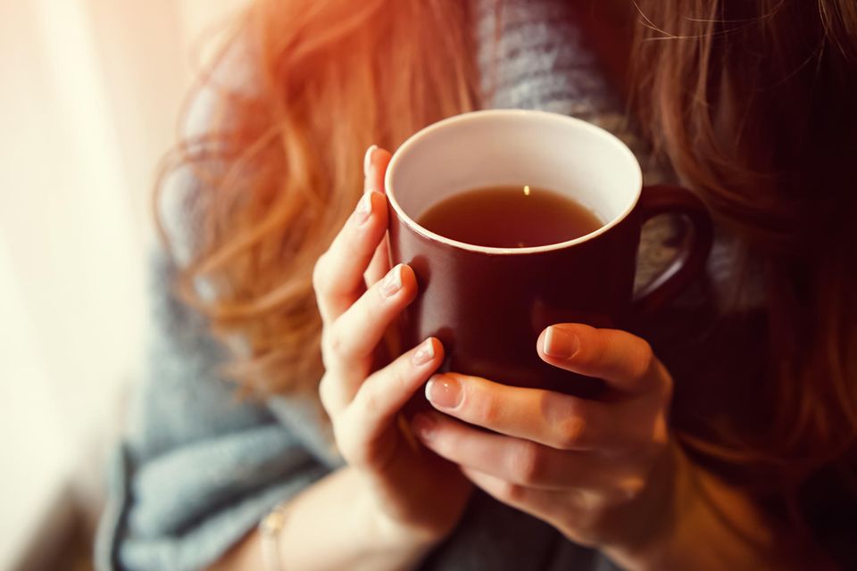 Mama-Krise: Frau trinkt Tee