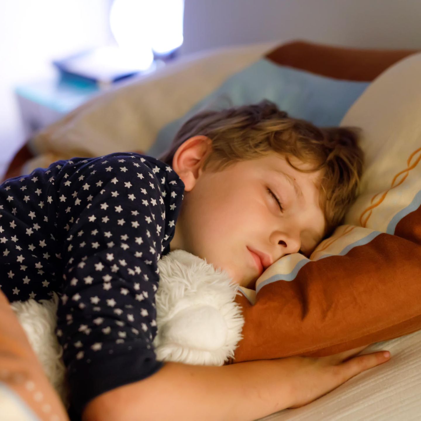 Kindern Grenzen setzen: Junge schläft