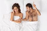 Baby-Schlaf: Mann und Frau liegen im Bett