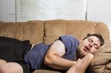Baby-Schlaf: Mann schläft auf Sofa