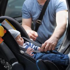 Baby-Schlaf: Vater schnallt Baby im Auto an