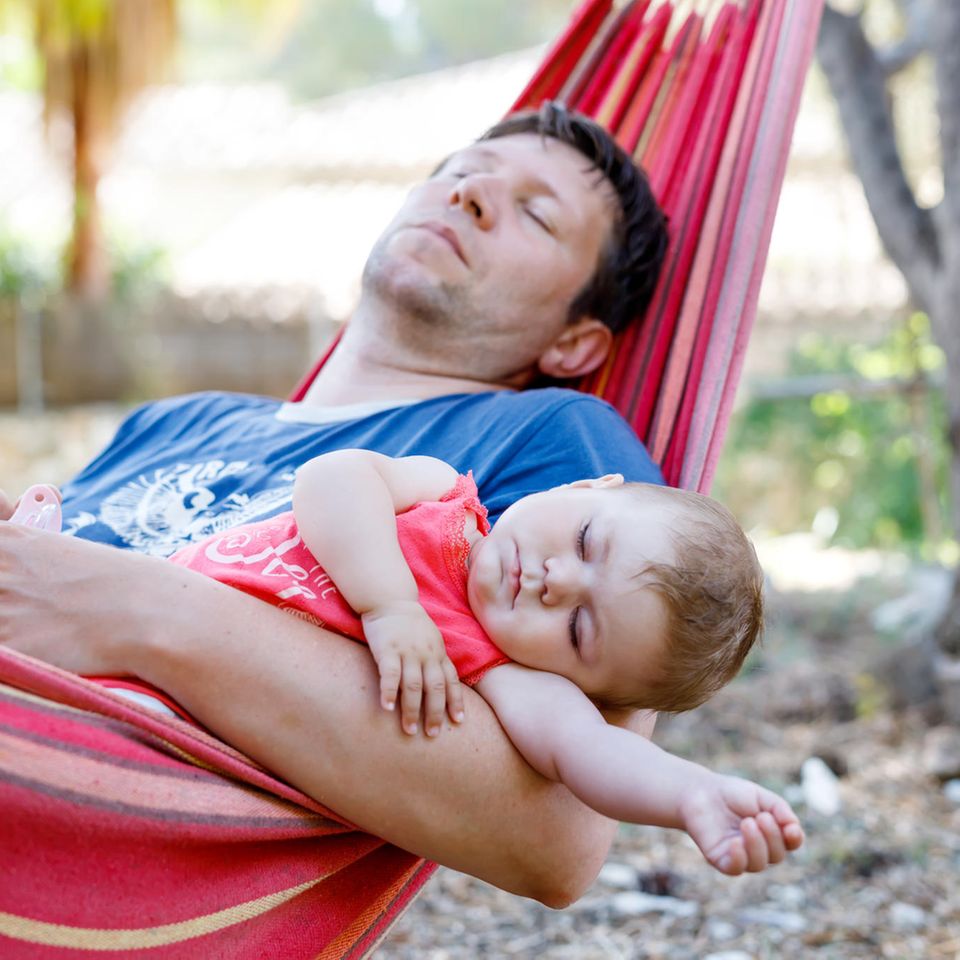 Baby-Schlaf: Papa und Baby schlafen in Hängematte