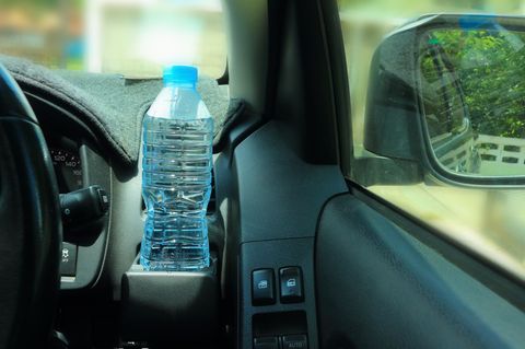 Diese Gefahr bergen Plastikflaschen im Auto an warmen Sommertagen