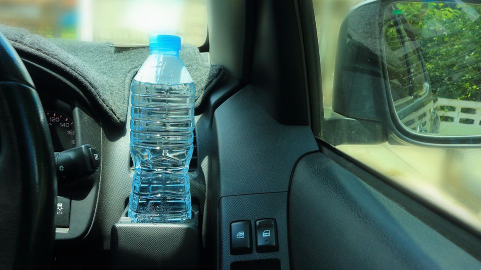 Diese Gefahr bergen Plastikflaschen im Auto an warmen Sommertagen