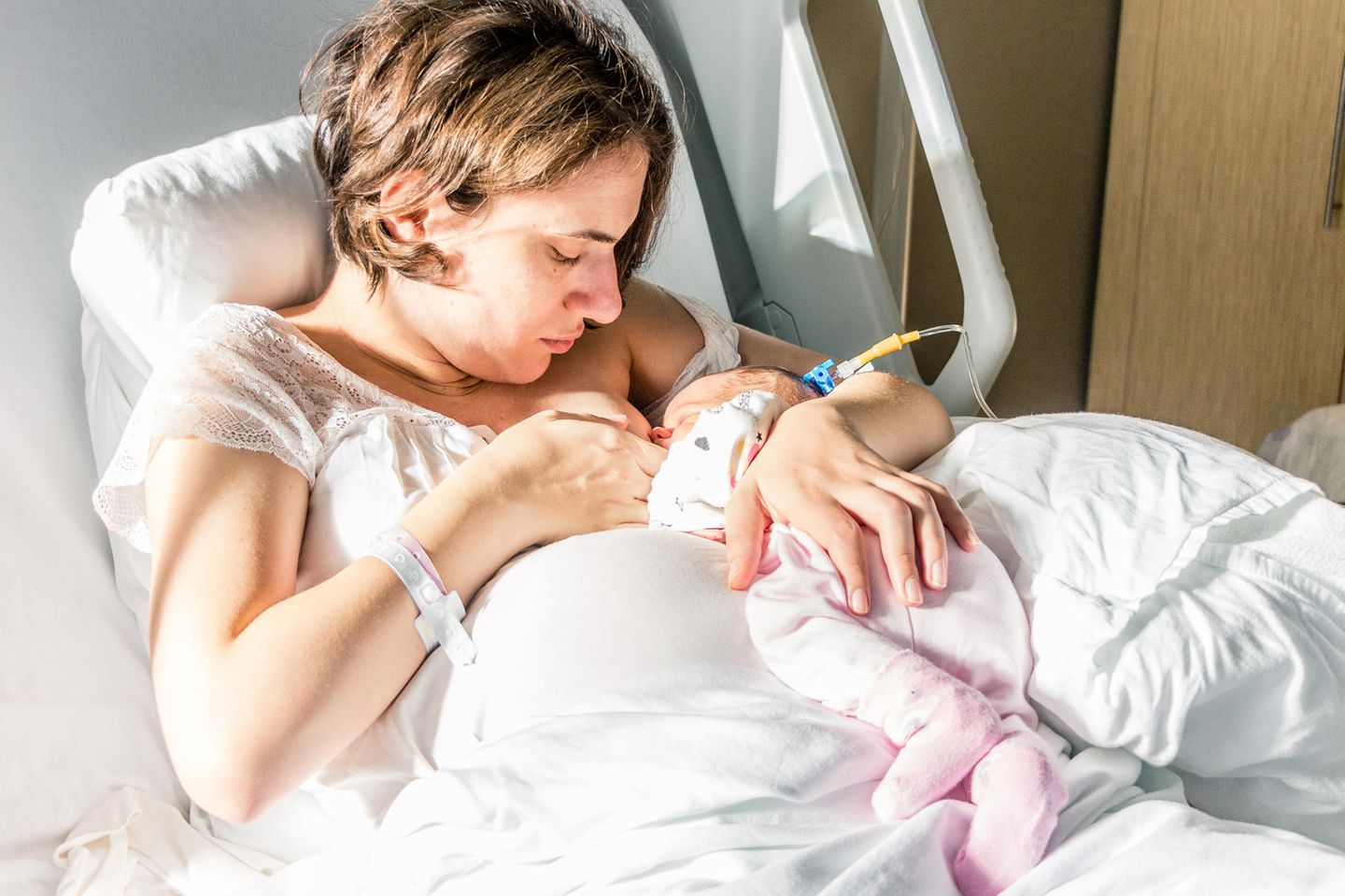 Stillen: Mutter stillt Baby im Krankenhaus