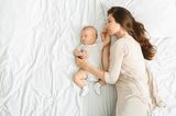 Stillen: Mutter und Baby schlafen nebeneinander