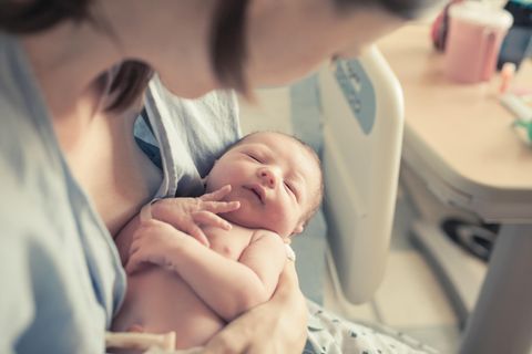 Das erste Mal Eltern werden: Mutter mit Neugeborenem
