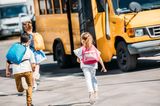 Alltagspannen: Zehn Mütter und Väter erzählen: Schulkinder vor Bus