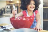 Alltagspannen: Kleines Mädchen in der Küche