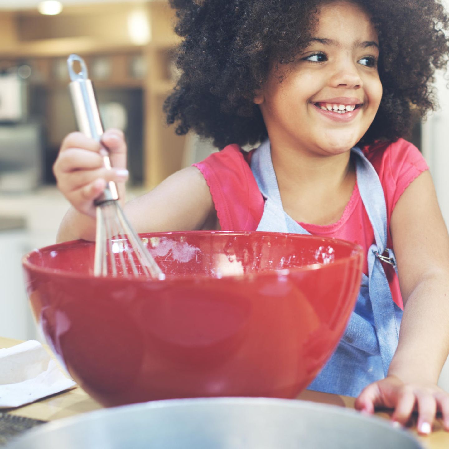 Alltagspannen: Kleines Mädchen in der Küche