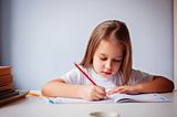 Alltagspannen: Kleines Mädchen bei den Hausaufgaben