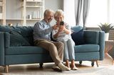 Alltagspannen: Großeltern mit Smartphone