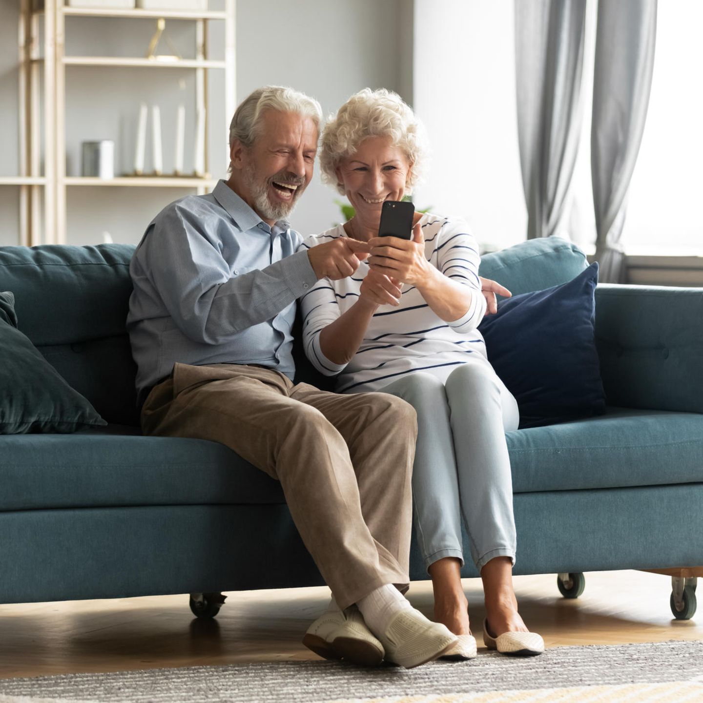 Alltagspannen: Großeltern mit Smartphone