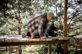 Alltagspannen: Vater und Sohn bauen Baumhaus