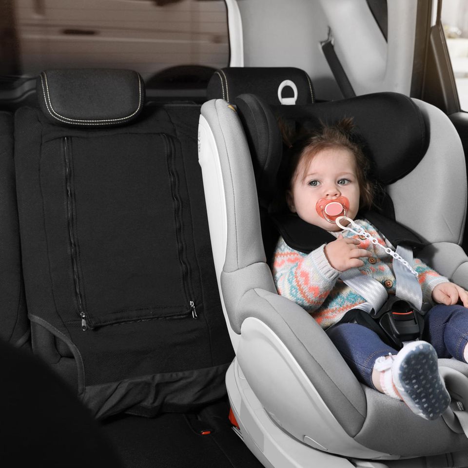 Alltagspannen: Kleinkind mit Schnuller im Auto