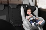 Alltagspannen: Kleinkind mit Schnuller im Auto