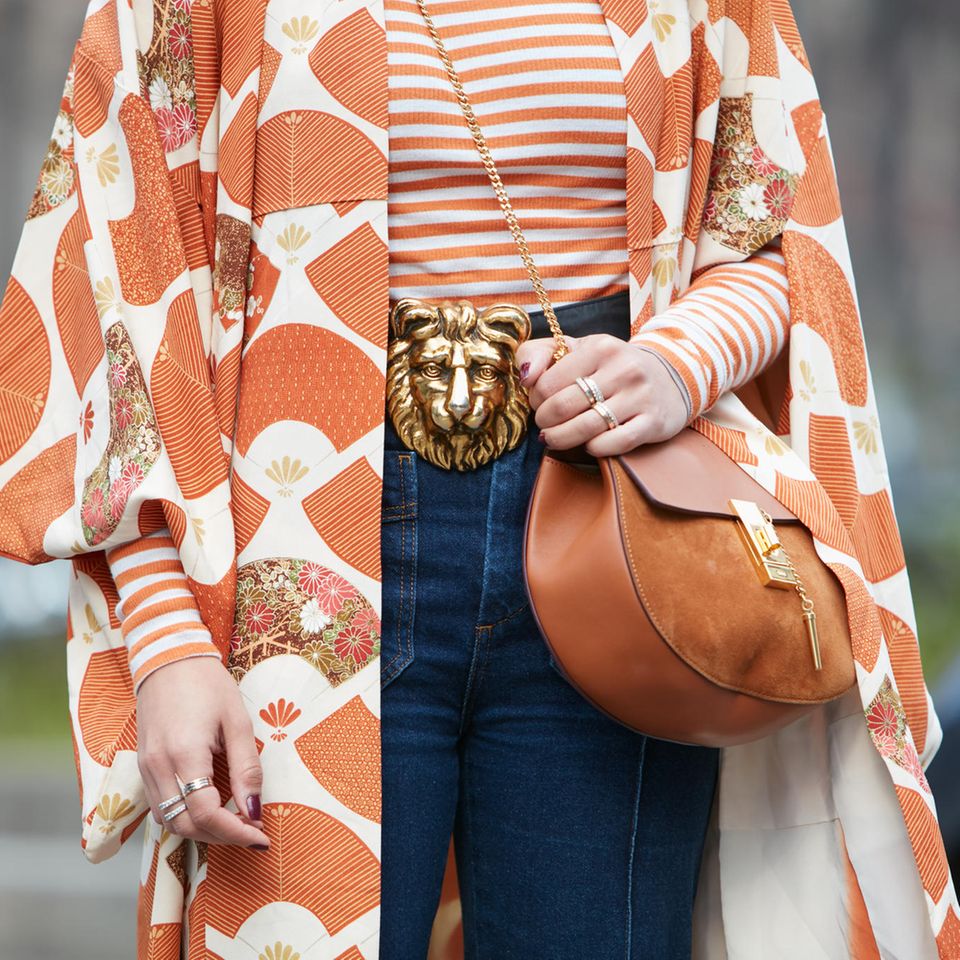 Mode-Muster: Frau trägt orangenes Outfit