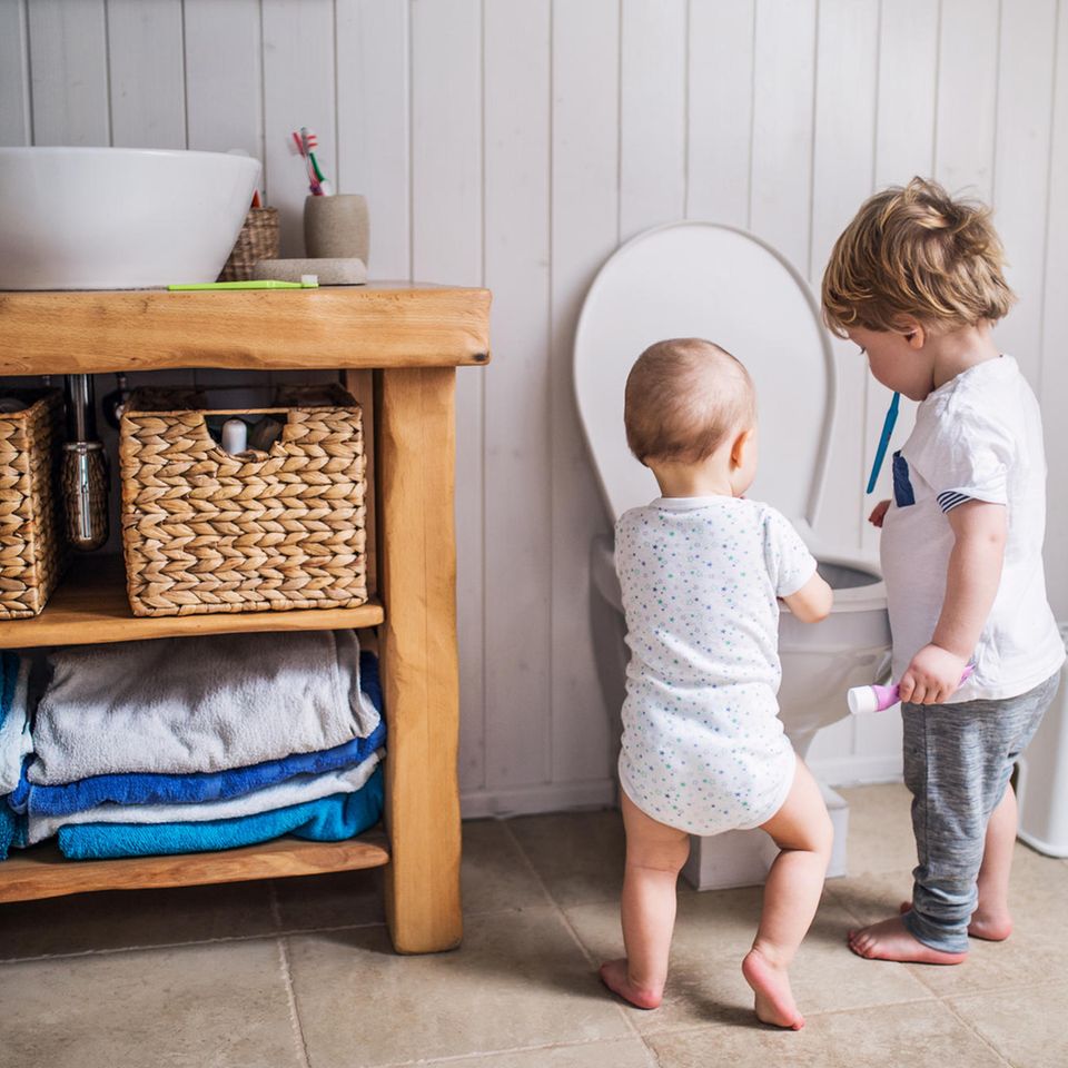 Alltag mit Kind: Kleinkinder im Badezimmer