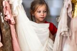 Alltag mit Kind: Mädchen vor Kleiderschrank
