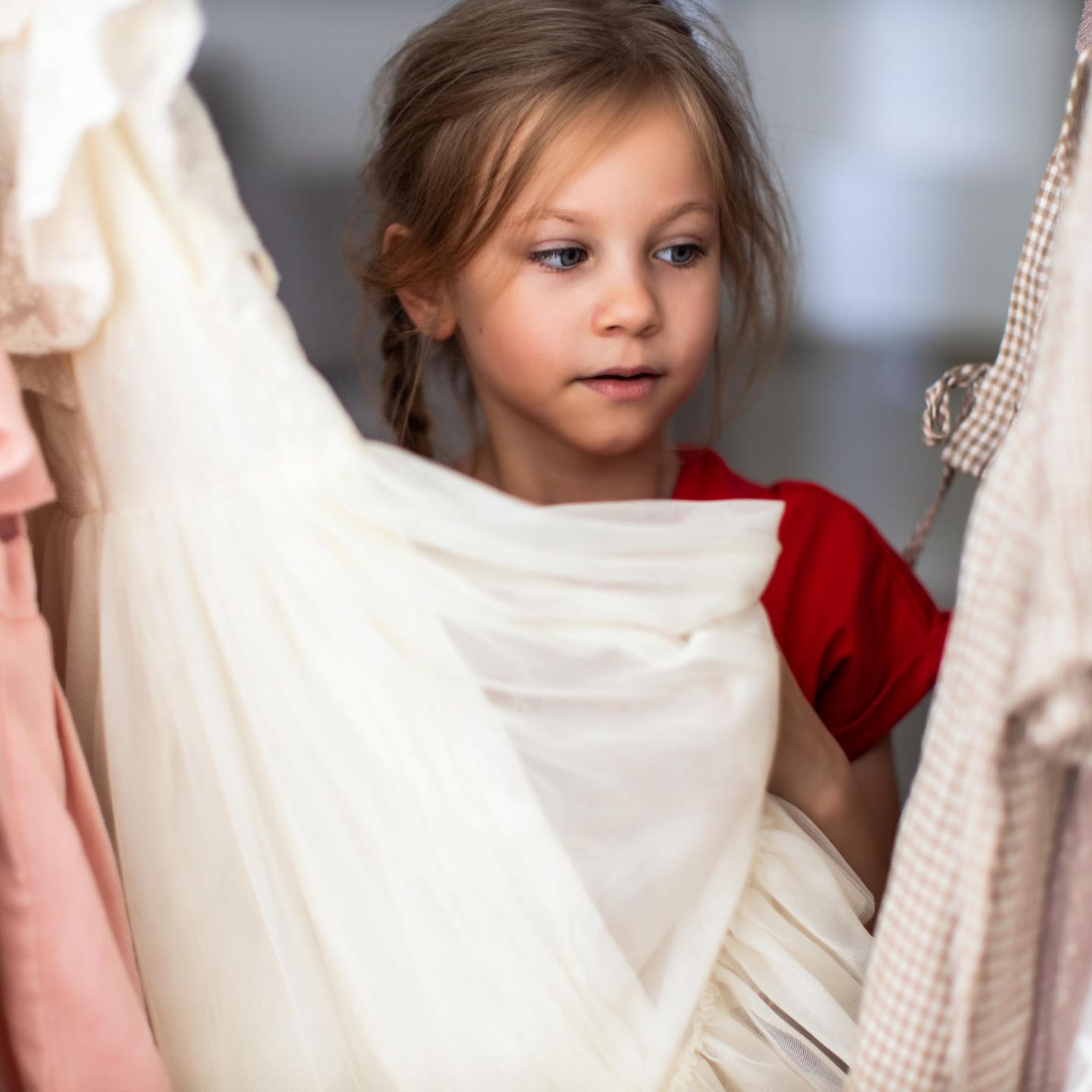 Alltag mit Kind: Mädchen vor Kleiderschrank