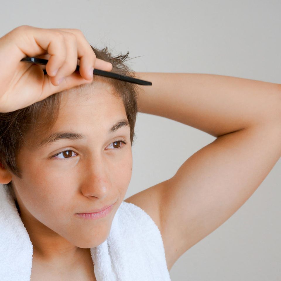 Alltag mit Kind: Teenager kämmt sich die Haare