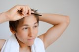 Alltag mit Kind: Teenager kämmt sich die Haare