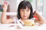Alltag mit Kind: Kleines Mädchen verschmäht Burger