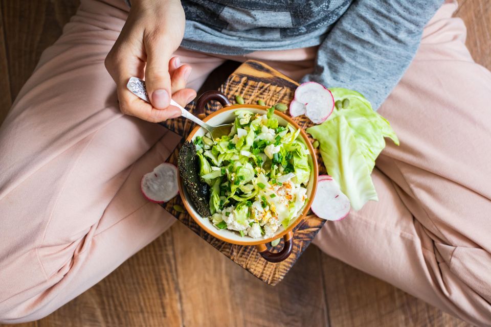 : Frau mit SalatMit diesem Trick wird welker Salat ganz einfach wieder schön knackig