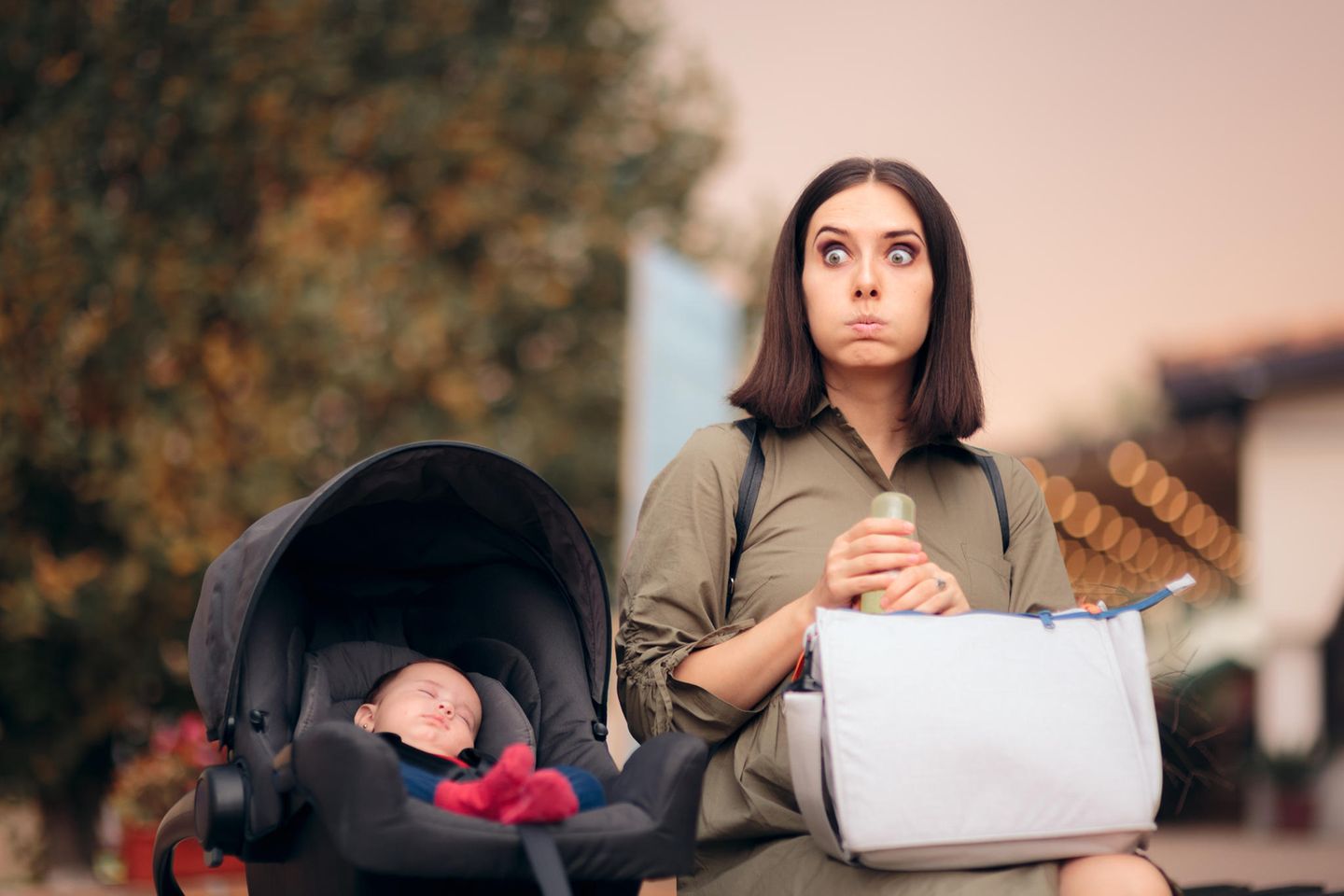 Momfail: Mutter sitzt verzweifelt neben Baby