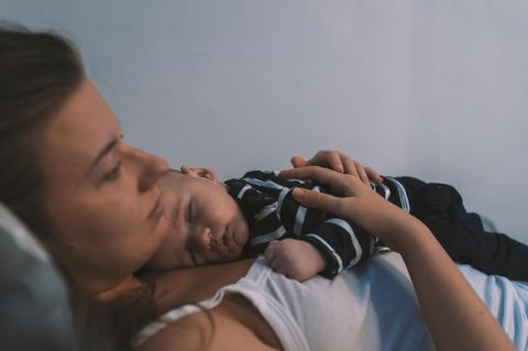 Mama-Stress: Mutter mit Baby auf dem Bauch