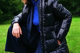 Trendteil Puffer-Jacket: Model in blauer Puffer-Jacke