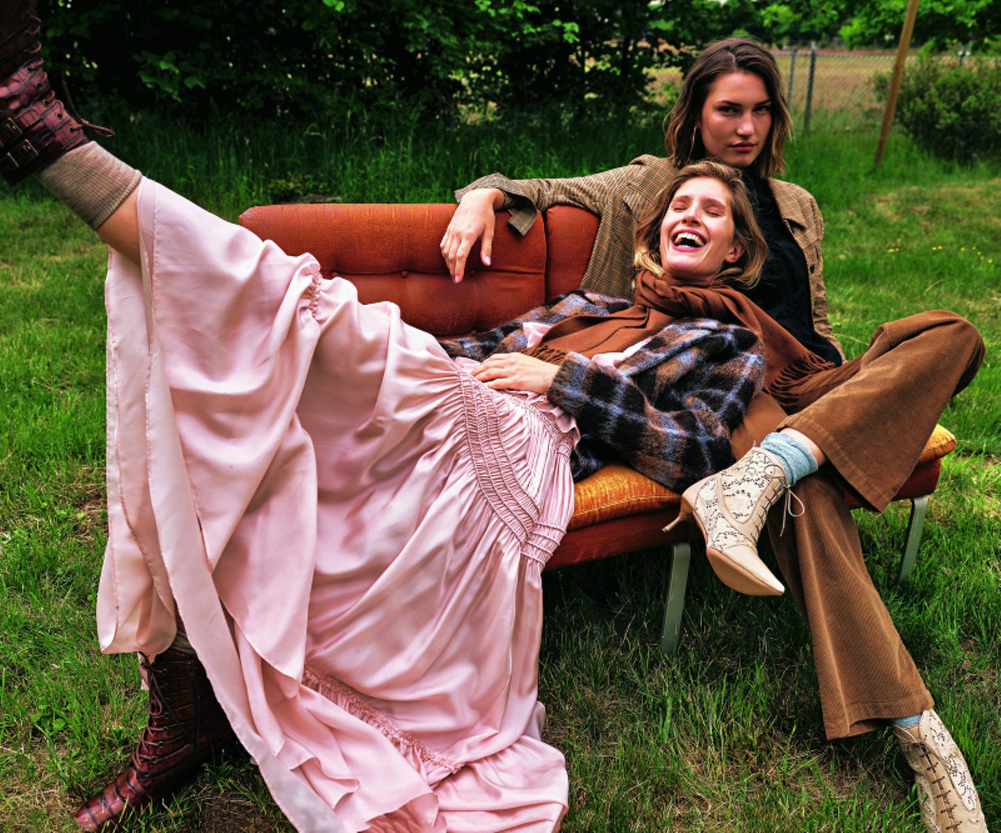 Stylingtrend Country Girl: Models im Countrylook auf Sofa